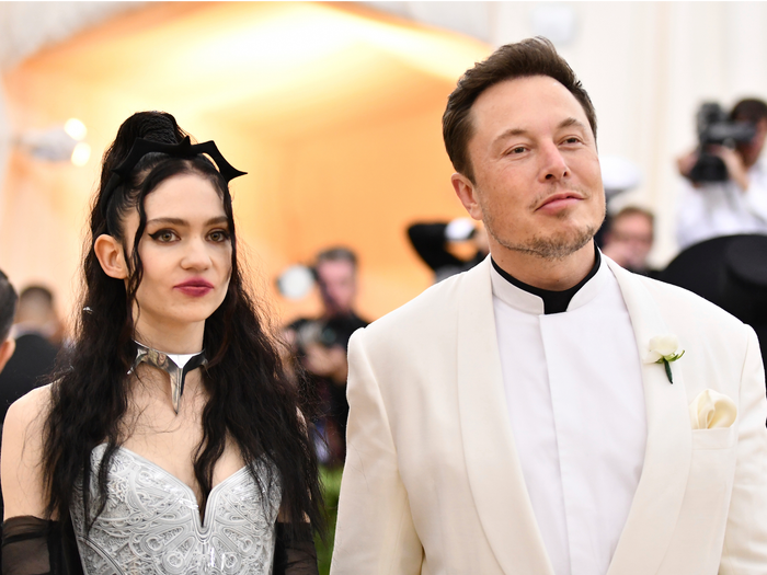 Elon Musk Net Worth Update: PM मोदी से मुलाकात के बाद आया 81000 करोड़ का उछाल Net Worth में अमेरिका के न्यूयॉर्क शहर में मंगलवार को हमारे देश के प्रधानमंत्री माननीय नरेंद्र मोदी जी और दुनिया के सबसे अमीर इंसान और टेस्ला कंपनी के सीईओ एलन मस्क की मुलाकात हुई और इस मुलाकात के बाद ही एलन मस्क कि नेटवर्क 81000 करोड रुपए बढ़ गई है और इसके साथ उन्होंने अपने नंबर वन की स्थिति और भी मजबूत कर ली है भारत के प्रधानमंत्री के साथ ऐलान मस्क की टेस्ला के साथ चर्चा हुई और इस बैठक के बाद मस्क ने ऐलान किया कि हो सकता है अगले साल भारत में वह टेस्ला लॉन्च करें और इस बयान के साथ ही टेस्ला का शहर भागना शुरू कर दिया और उनके शेयर में काफी बड़ी उछाल आई है बीते 24 घंटे में लगभग एलन मस्क की Net Worth 9 अरब डॉलर से भी ज्यादा हो गई है टेस्ला कंपनी के मालिक दुनिया के सबसे ज्यादा अमीर इंसान है मंगलवार को कारोबार खत्म होने पर लगभग 5 परसेंट उछाल के साथ बंद हुए इस उछाल के कारण एलन मस्क को काफी फायदा हुआ है नंबर वन की स्थिति हो गई है बहुत मजबूत दुनिया के दूसरे अरबपति बर्नाड से अब बहुत ज्यादा आगे निकल चुके हैं और लगभग $46 अरब का फासला हो गया है और वही फेसबुक के फाउंडर मार्क जुकरबर्ग 100 अरब डॉलर के क्लब में पहुंच चुके हैं मोदी जी के साथ बैठक के बाद हुआ बड़ा ऐलान भारत के प्रधानमंत्री इस समय अमेरिकी दौरे पर हैं और वहां उनकी मुलाकात एलन से पैलेस होटल में हुई थी और इस मुलाकात के बाद मासिक ने एक बयान दिया है जिस बयान के अनुसार हम आपको बता दें कि कहा जा रहा है कि उनकी कंपनी टेस्ला भारत में निवेश करेगी और उन्हें उम्मीद है कि हम निकट भविष्य में सक्षम भी होंगे अलमस्त भी भारत आने का प्लान बना रहे हैं और हो सकता है अगले साल एलन मस्क भारत में आए